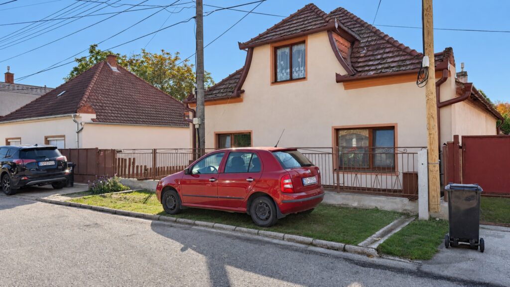 Eladó 3 szobás családi ház garázzsal Ekecsen – 635 m²-es telek – 1